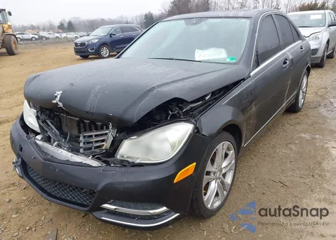2013 Mercedes-Benz C 300 Luxury 4Matic z USA, uszkodzony, nr VIN WDDGF8AB1DR282958